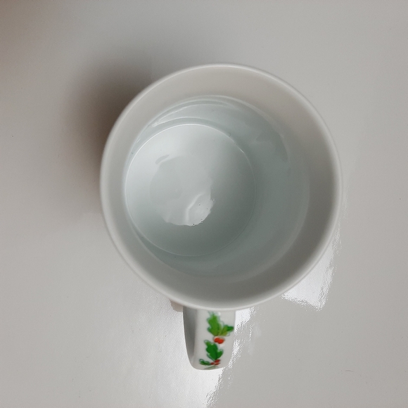 ๐ Disney Christmas Holiday Holly Wreath Mug w/ Mickey & Friends Coffee Tea Cup - Picture 8 of 10